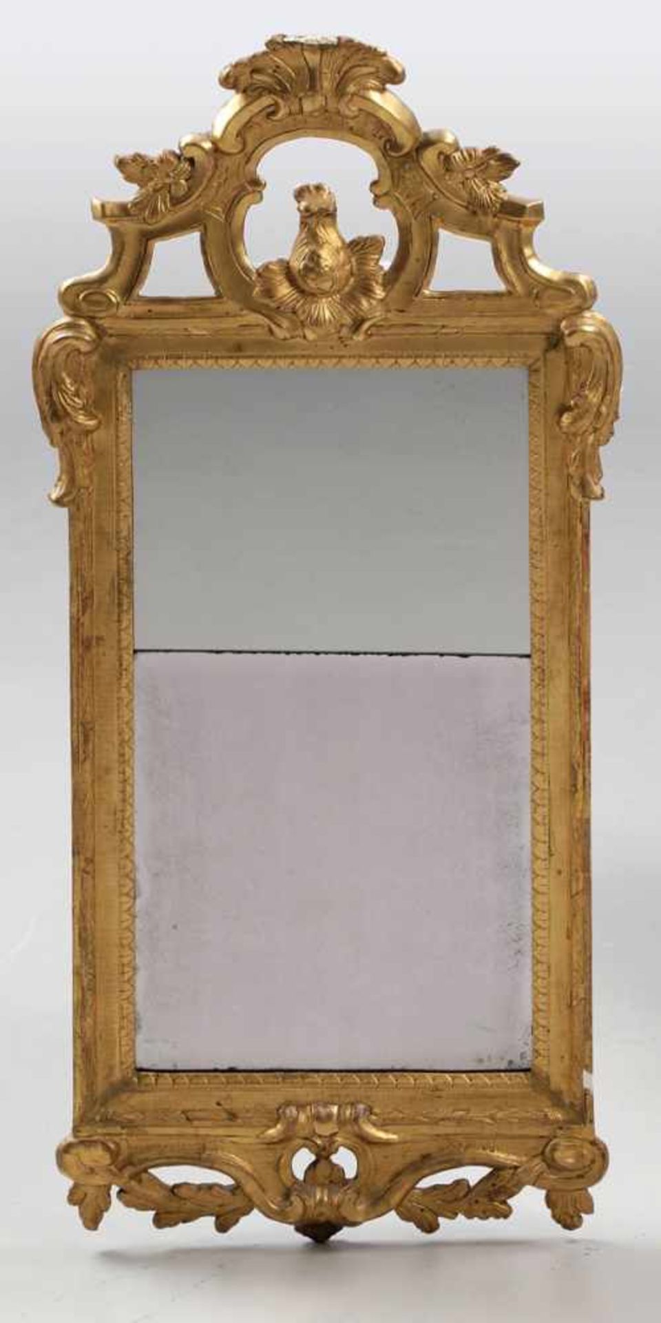 Barock-Spiegel Um 1800. Holz, gefasst. 105 x 42,5 x 3,5 cm. Best. Verziert mit Blüten-, Muschel- und