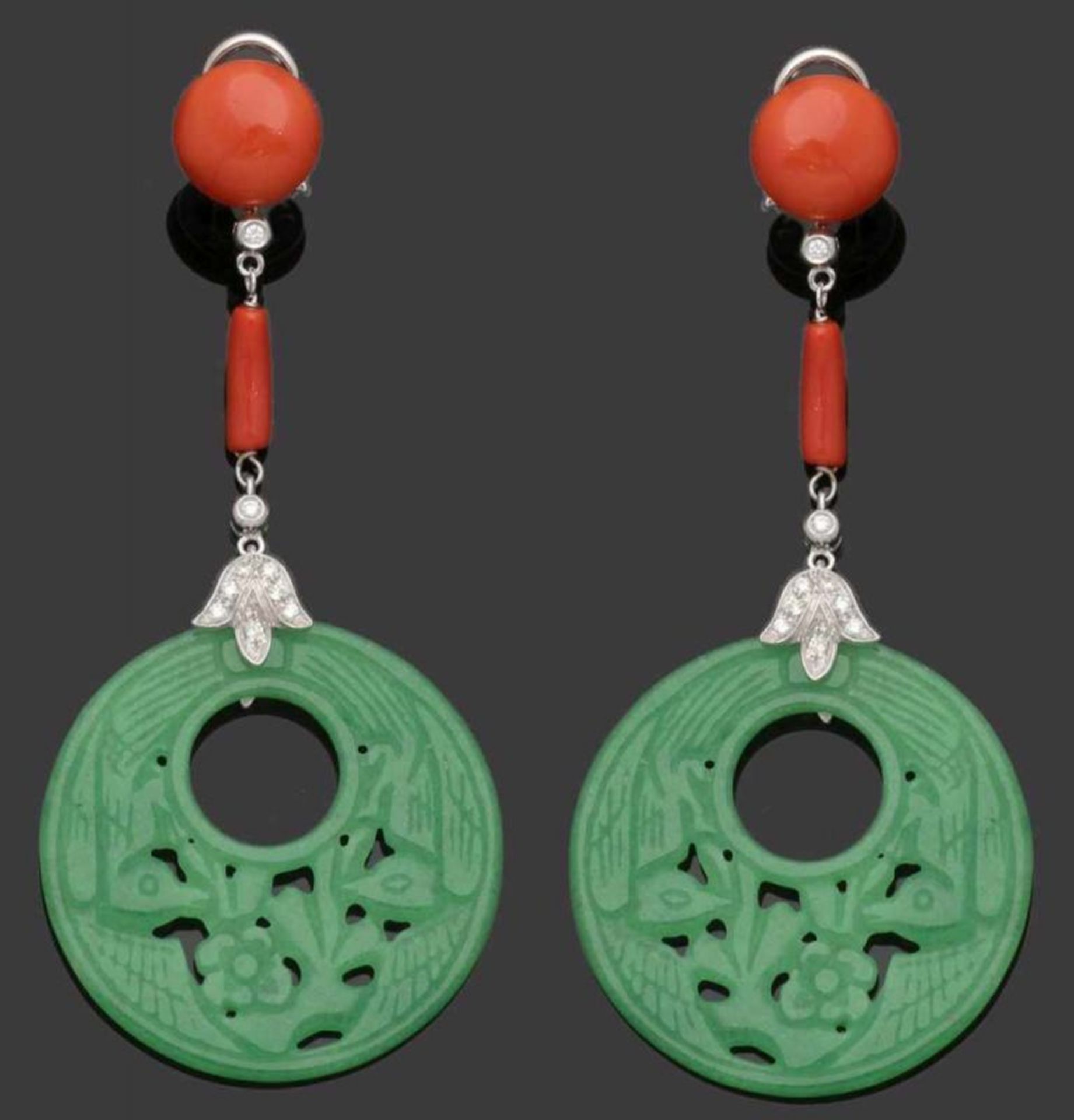 Paar Ohrhänger mit Jade und Koralle A pair of jade and coral earrings 585er WG, gestemp. 2 - Bild 2 aus 2