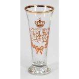 Fußbecher mit Monogramm unter Krone Um 1910. Farbloses Glas. Goldrand. Rotgold bemalt. Füllstrich: