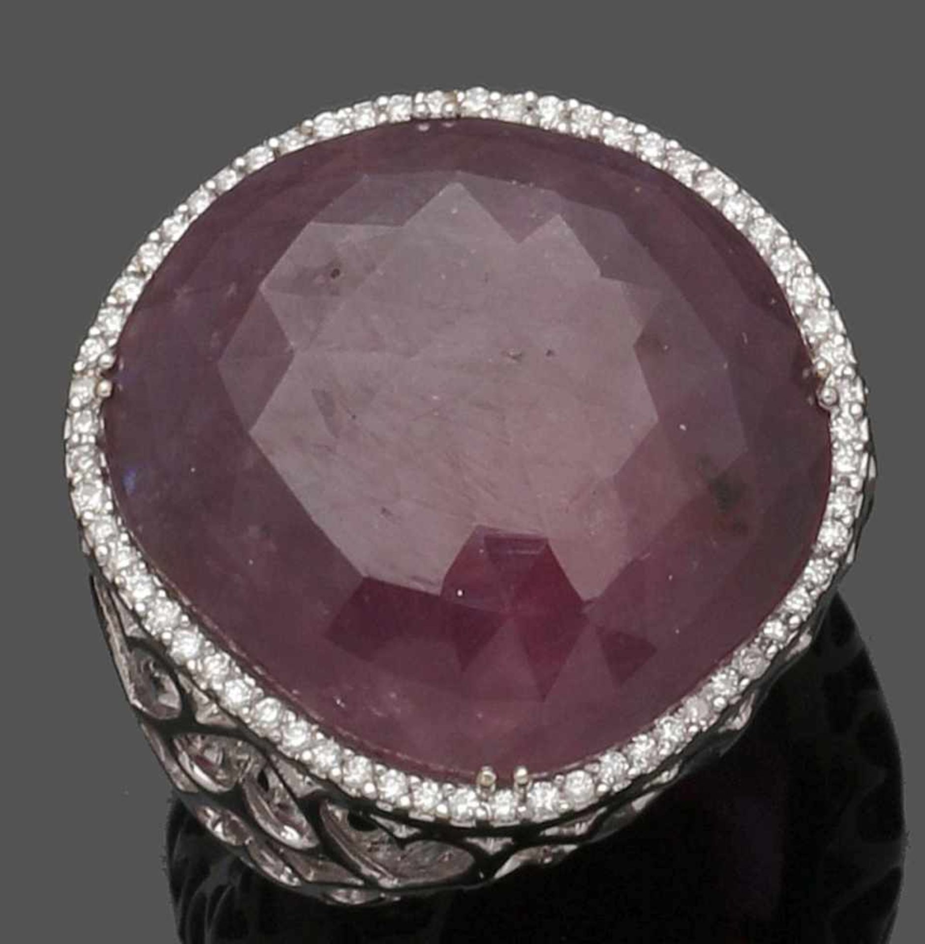 Modischer Damenring mit einem großen Rubin A Lady's ring with a big ruby and diamonds 750er WG,