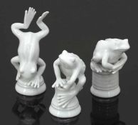 3 Figuren aus dem Froschschachspiel Kati Zorn, Cursdorf für Aelteste Volkstedter Porzellanfabrik,