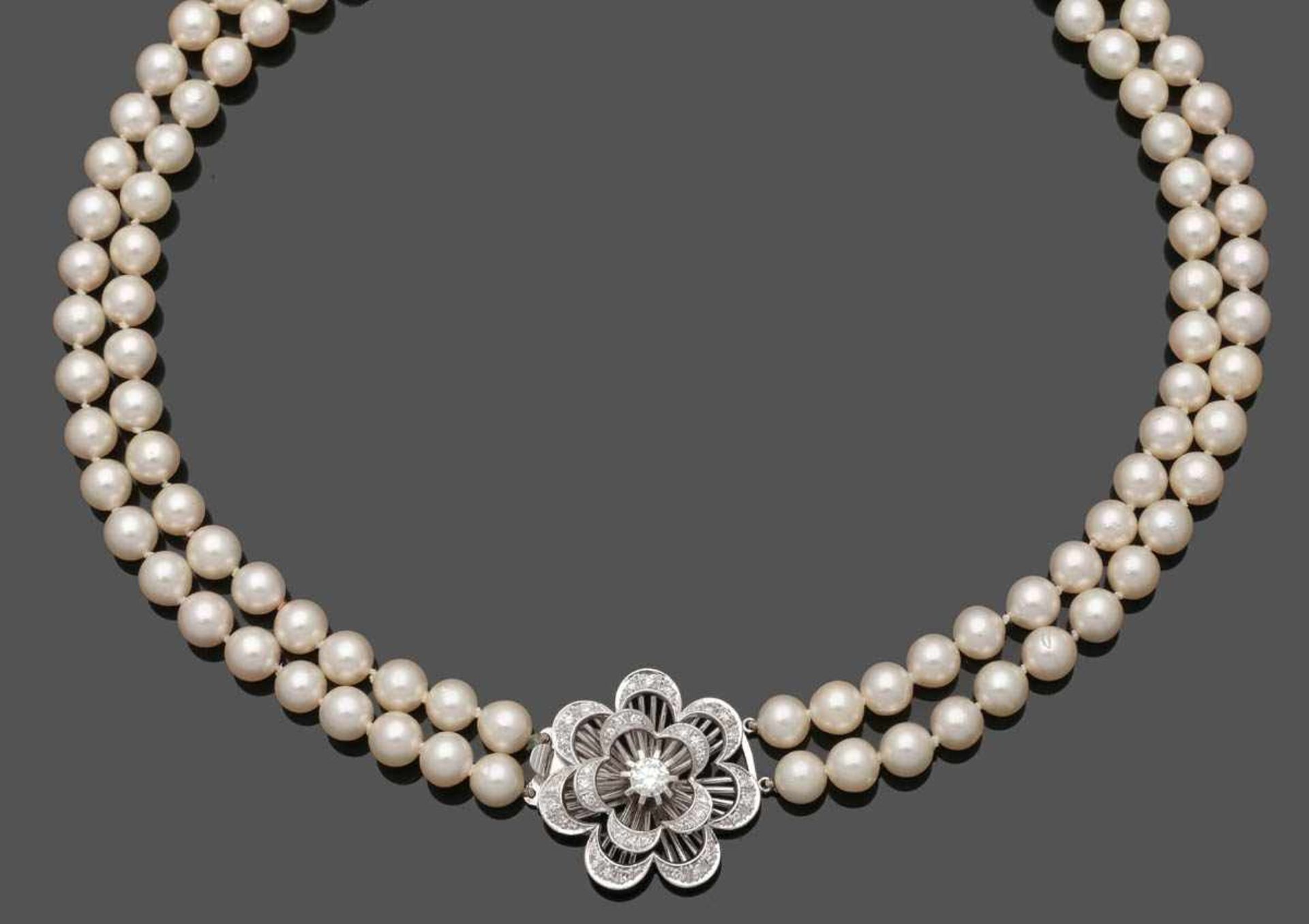 Doppelreihiges Perlencollier mit Brillantschließe A Lady's pearl necklace with a diamond clasp 585er - Bild 4 aus 4