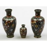 3 Vasen China, um 1900. Cloisonné. H. 9,5 bzw. 20 cm. Ungemarkt. Großes Vasenpaar mit identischem