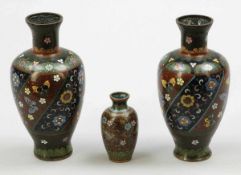 3 Vasen China, um 1900. Cloisonné. H. 9,5 bzw. 20 cm. Ungemarkt. Großes Vasenpaar mit identischem