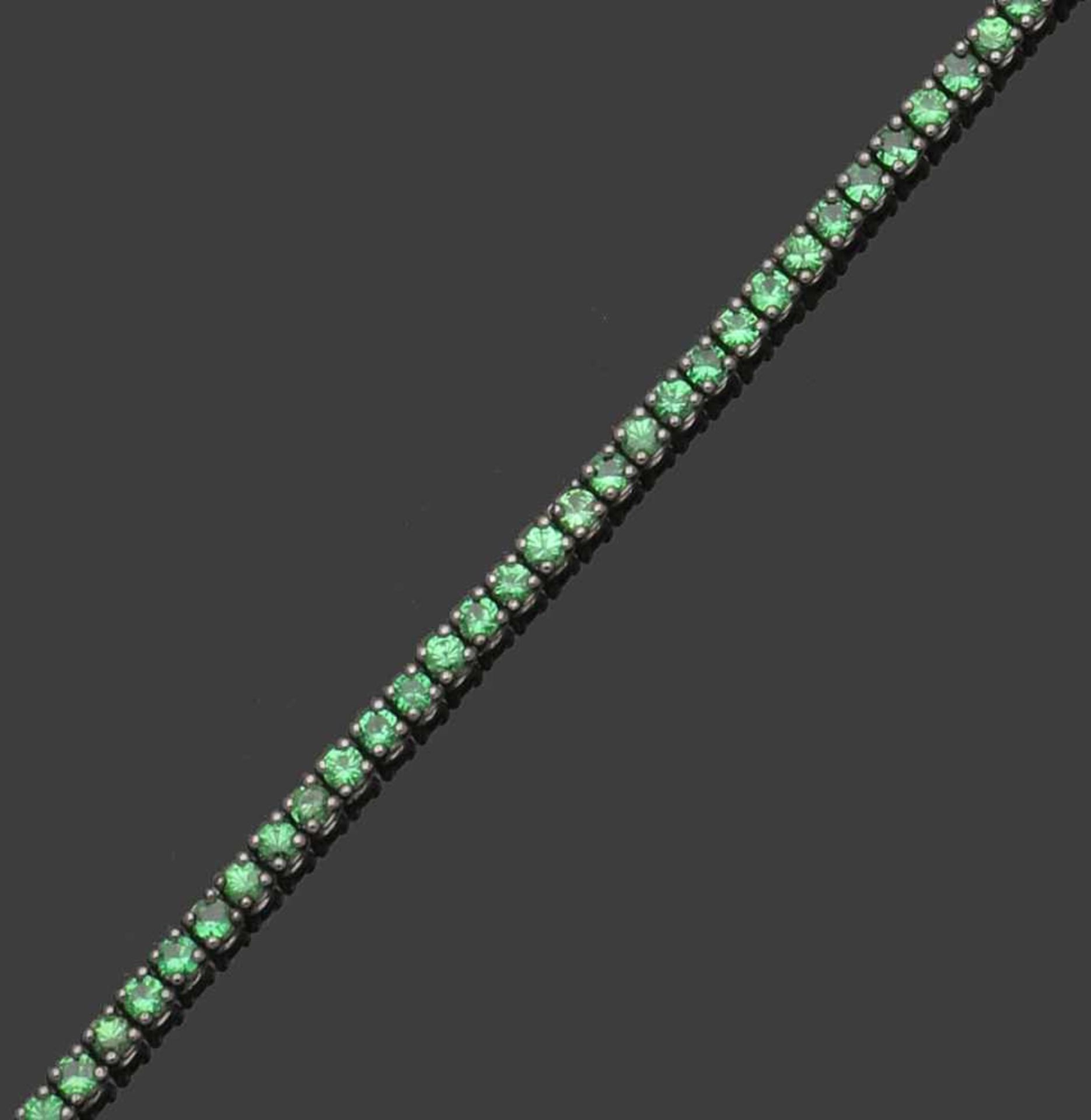 Zartes Armband mit Tsavoriten A filigrane bracelet with green grossularite 750er WG, gestemp. 84