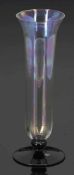 Vase Um 1920. Fuß aus violettem Glas. Kuppa aus farblosem Glas, längsoptisch. Irisierende