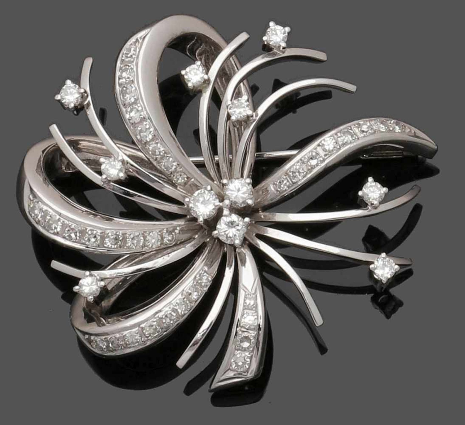 Brillantbrosche als Schleife A diamond brooch 1950er Jahre. 585er WG, gestemp. Div. Brillanten zus