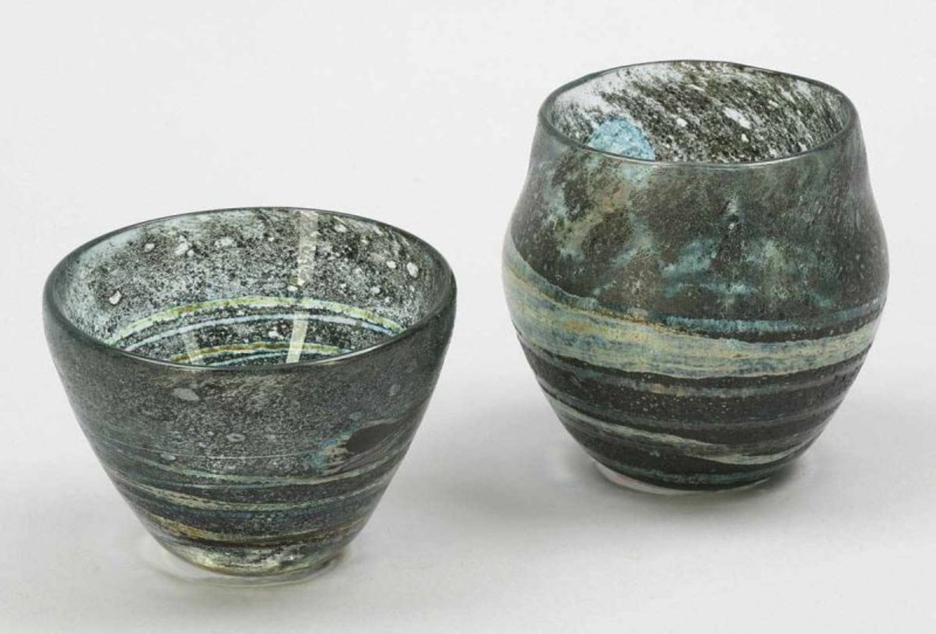 Schale und Vase Aleppo Technik Milan Vobruba, 1979. Farbloses Glas mit unregelmäßigen - Bild 2 aus 2