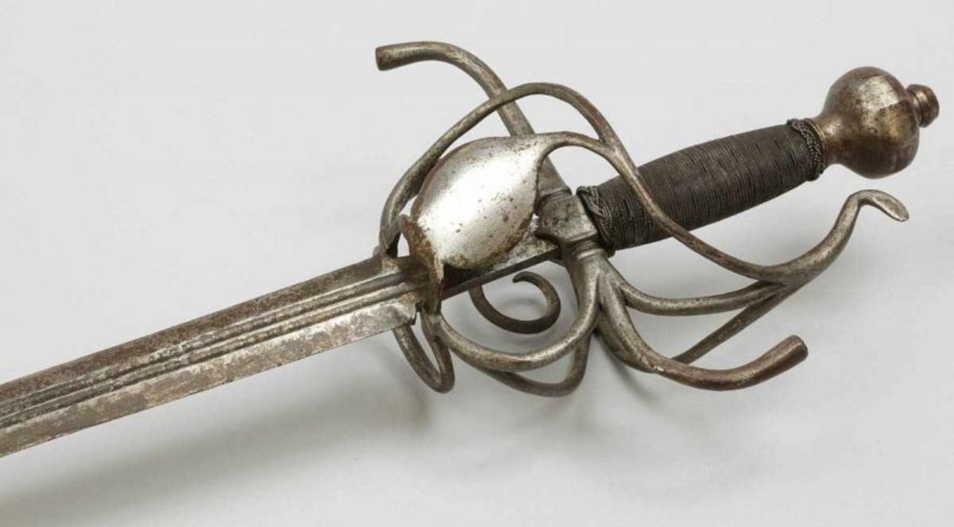 Rapier Wohl 18. Jahrhundert. Eisen. L. 121 cm. Auf der Klinge bez.: FITE JET CVI VITE (?). - - Bild 2 aus 6