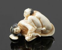 Netsuke Japan, um 1900. - Paar beim Liebesspiel - Elfenbein. 3 x 5 x 3 cm. Bez. Bitte beachten