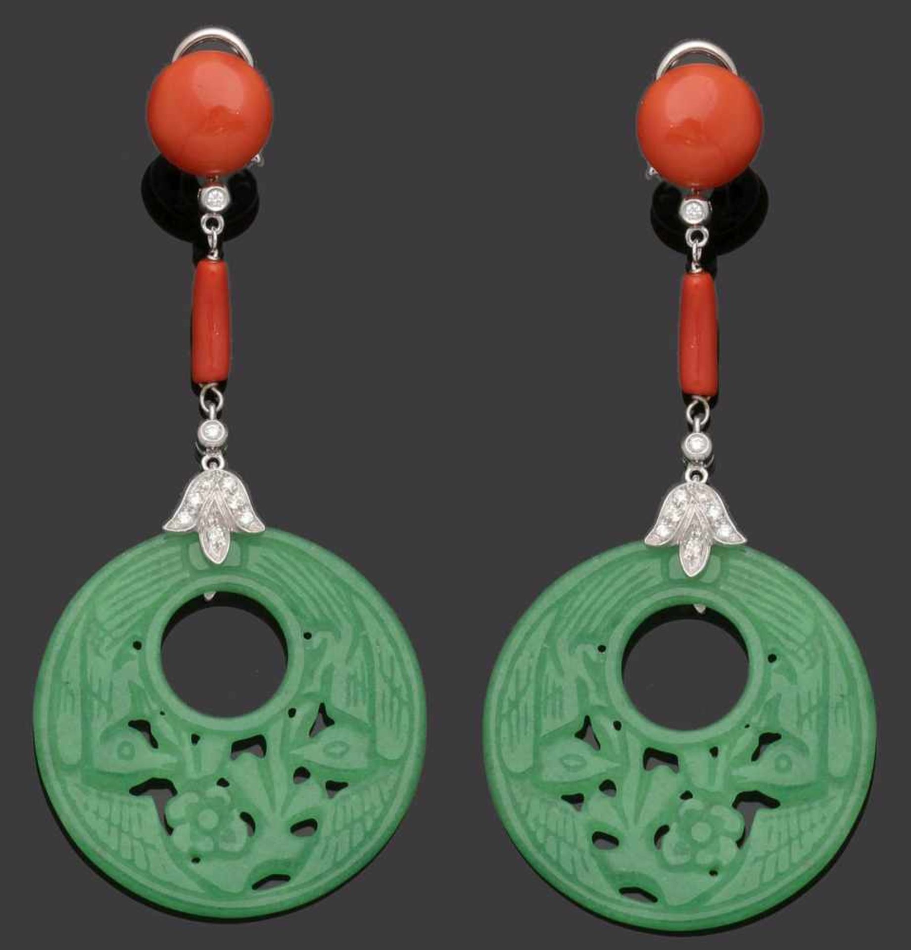 Paar Ohrhänger mit Jade und Koralle A pair of jade and coral earrings 585er WG, gestemp. 2