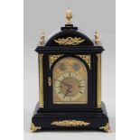 Bracket-Clock Um 1860. Holz. Messing. 67 x 44 x 30 cm. Schlag auf acht Glocken. Römische und