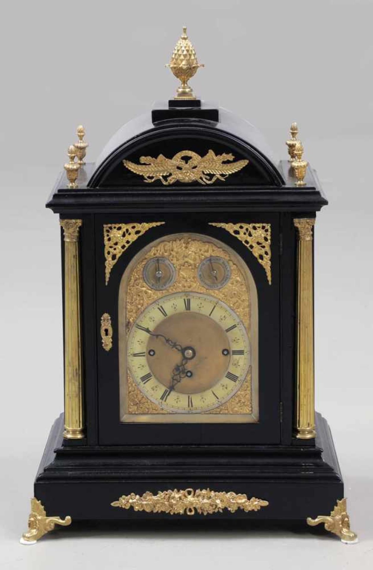 Bracket-Clock Um 1860. Holz. Messing. 67 x 44 x 30 cm. Schlag auf acht Glocken. Römische und