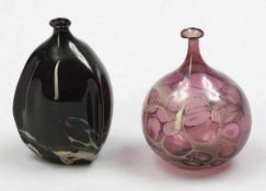 2 Vasen Dunkelviolettes, fast schwarzes Glas mit Einschmelzungen von Farboxyden. Auf dem Stand bez.: