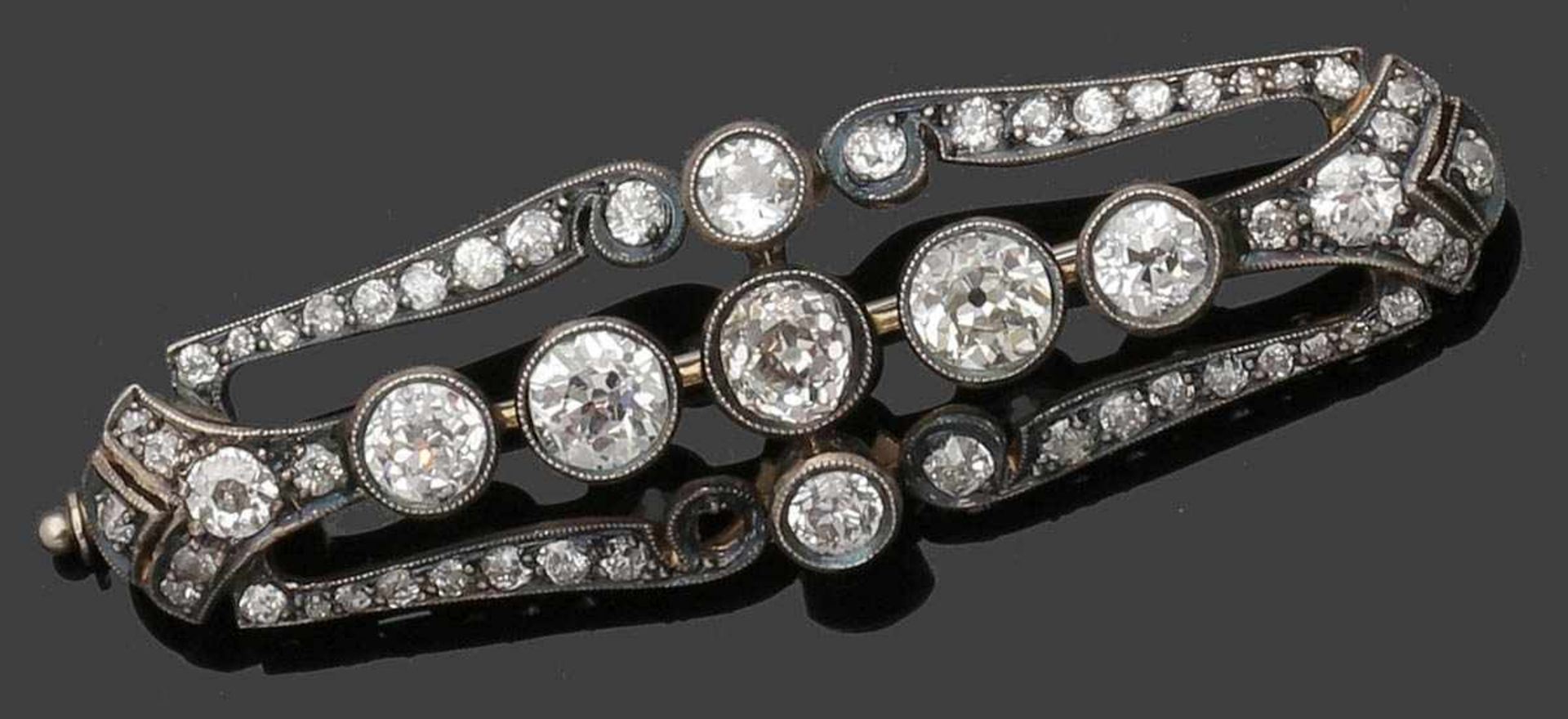 Antike Brosche mit Diamanten An antique diamond brooch Um 1910. Platin, ungestemp. 56 Diamanten im