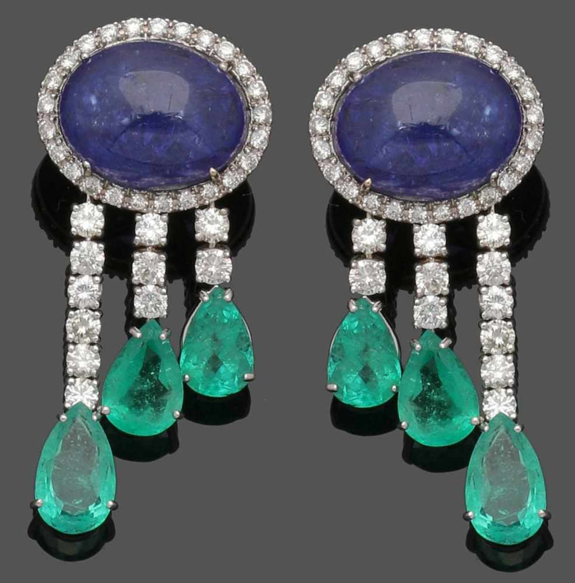 Paar elegante Ohrhänger mit Tansanit und Smaragd An elegant pair of earrings with tanzanite and