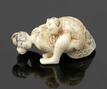 Netsuke Japan, um 1900. - Paar beim Liebesspiel - Elfenbein. 2,5 x 5 x 2,3 cm. Bez. Bitte beachten