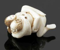 Netsuke Japan, um 1900. - Paar beim Liebesspiel - Elfenbein. 2,5 x 5,5 x 3,2 cm. Bez. Bitte beachten