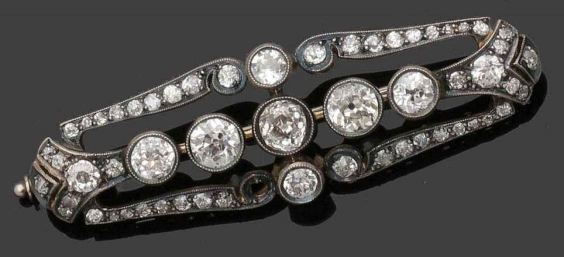 Antike Brosche mit Diamanten An antique diamond brooch Um 1910. Platin, ungestemp. 56 Diamanten im - Bild 2 aus 4