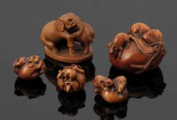 Konvolut Netsuke Japan, um 1900. H. bis 4 cm. Alle bez. Die drei kleinen Netsukes mit je zwei