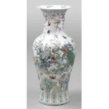 Bodenvase Large Vase China, 1875-1908. - Famille Verte - Porzellan. Polychrom bemalt. H. 93 cm.