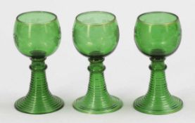 3 Römer Um 1900. - Weinblätter und Reben - Grünes Glas. Goldrand. Matt geschnitten. H. 13 cm. -