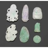 Konvolut antike Jadeschnitzereien A set of antique jade carvings Jade / Jadeit. 7 weiße, grüne und