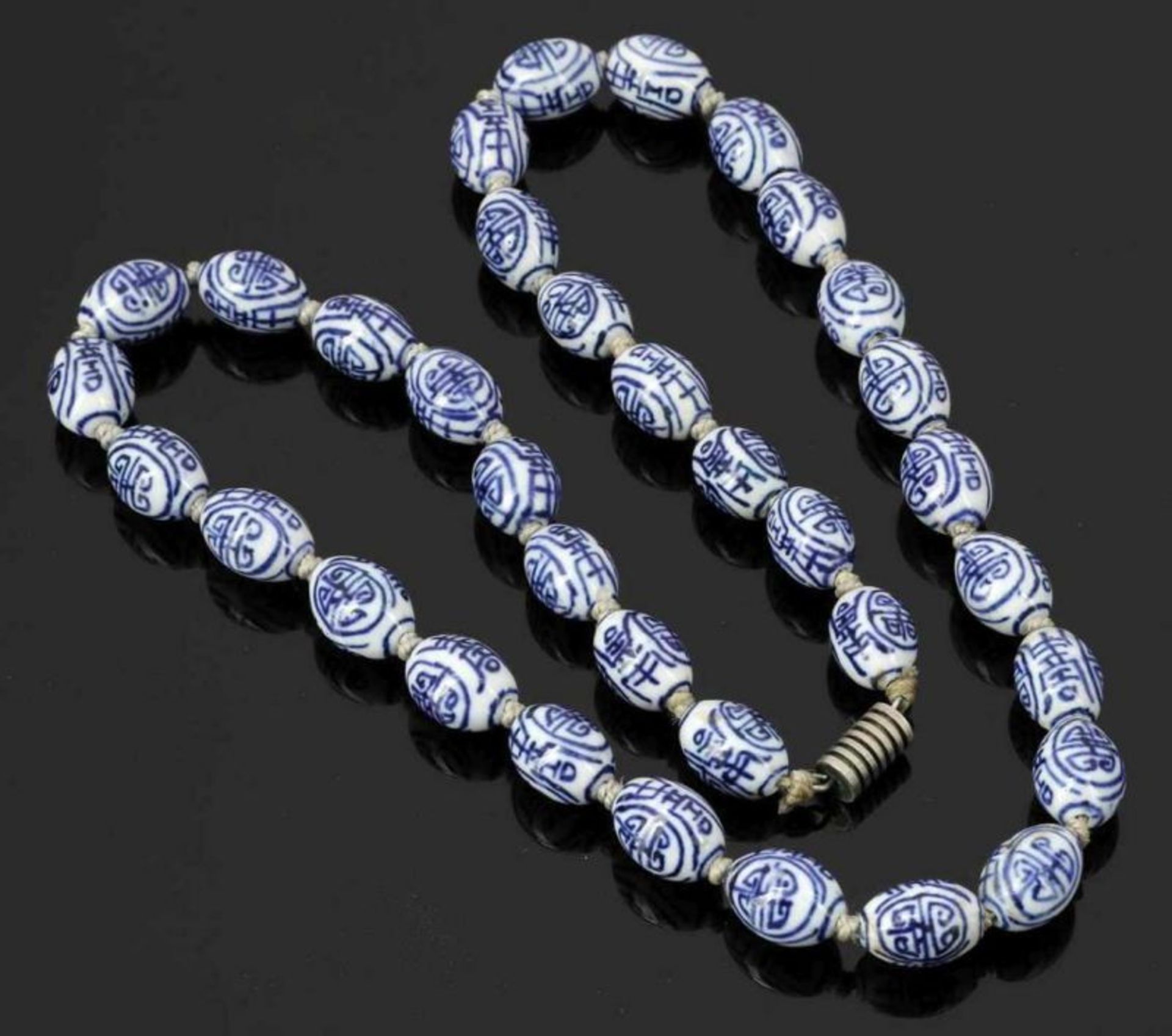 Porzellankette Porcelain Necklace China, um 1900. Porzellan. Blaue Unterglasurmalerei. L. 73 cm. - Bild 2 aus 2