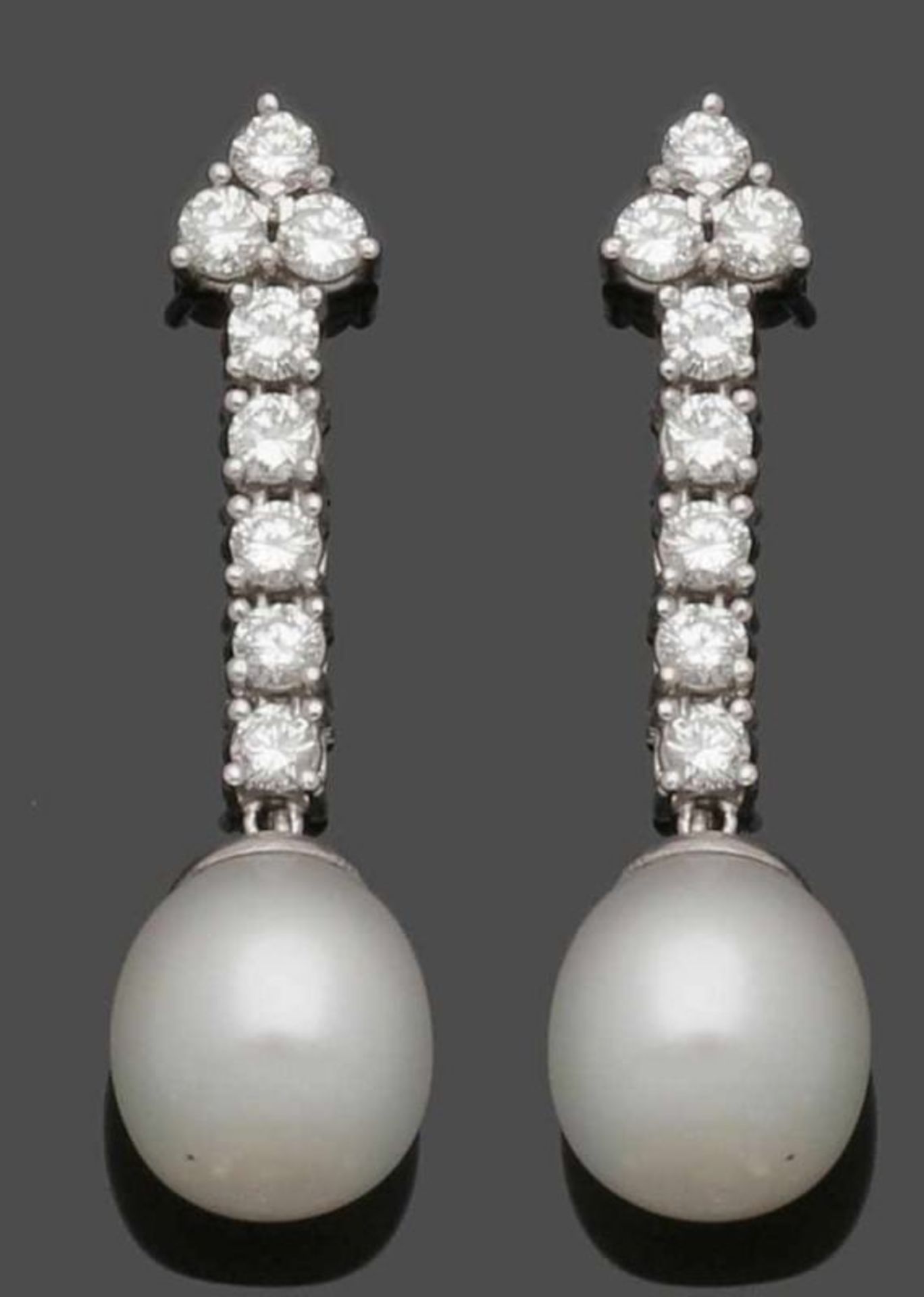 Paar elegante Perlohrhänger mit Brillanten A pair of pearl earrings with diamonds 750er WG, - Bild 2 aus 2