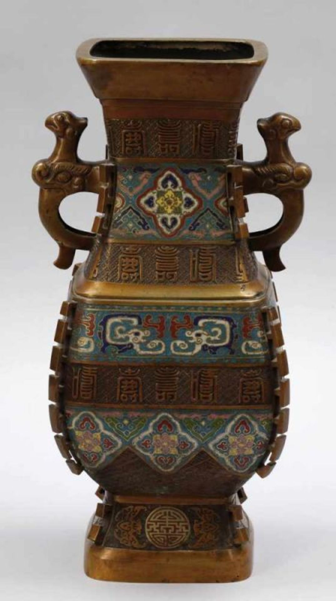 Ziervase China, 19. Jahrhundert. Bronze. Cloisonné. H. 53 cm. Bodenmarke. Vierpassiger Korpus mit - Bild 2 aus 2