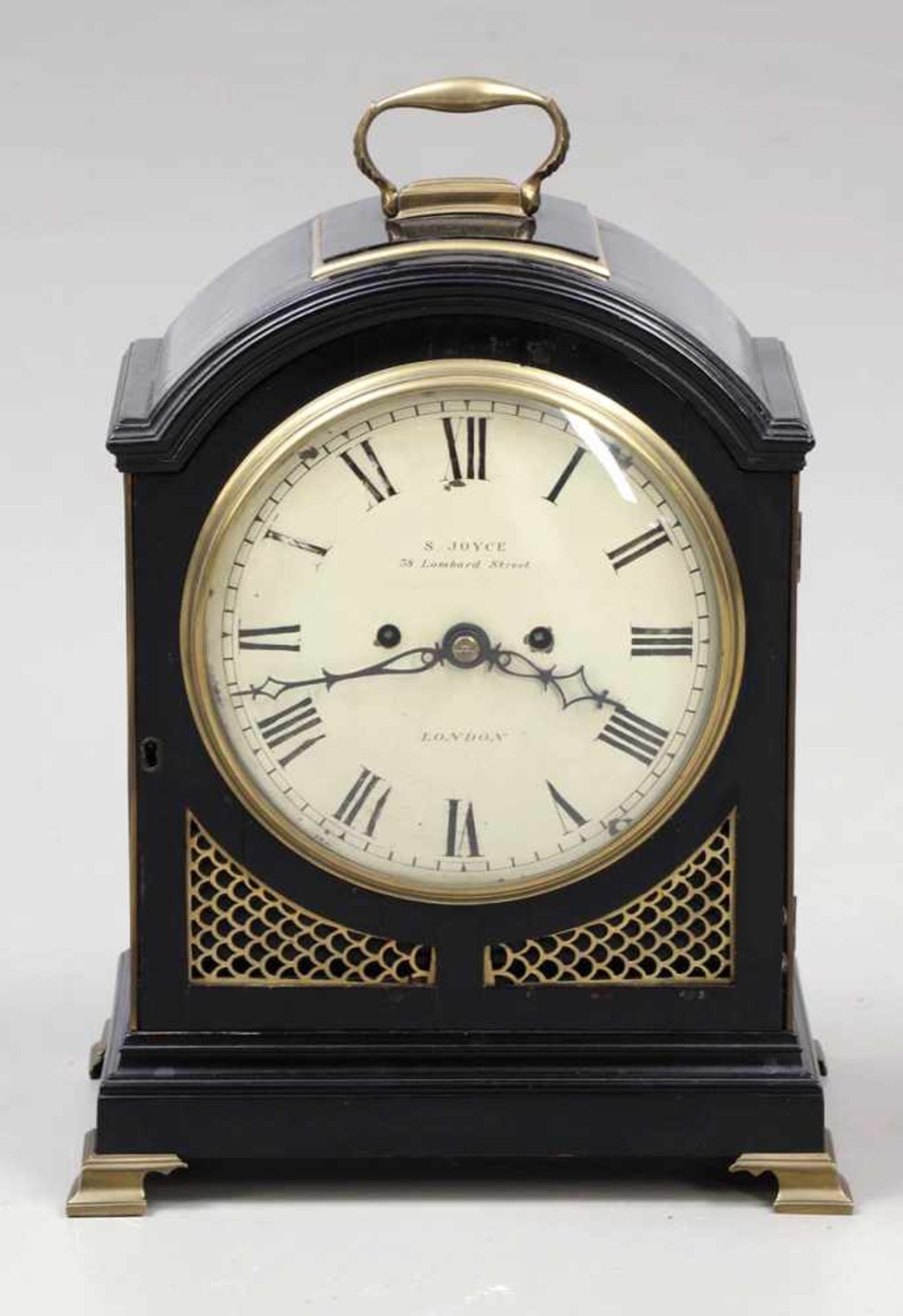 Bracket Clock Samuel Joyce/London/England, um 1790. Ebonisiertes Holz. 44,5 x 31 x 19,5 cm. Schlag