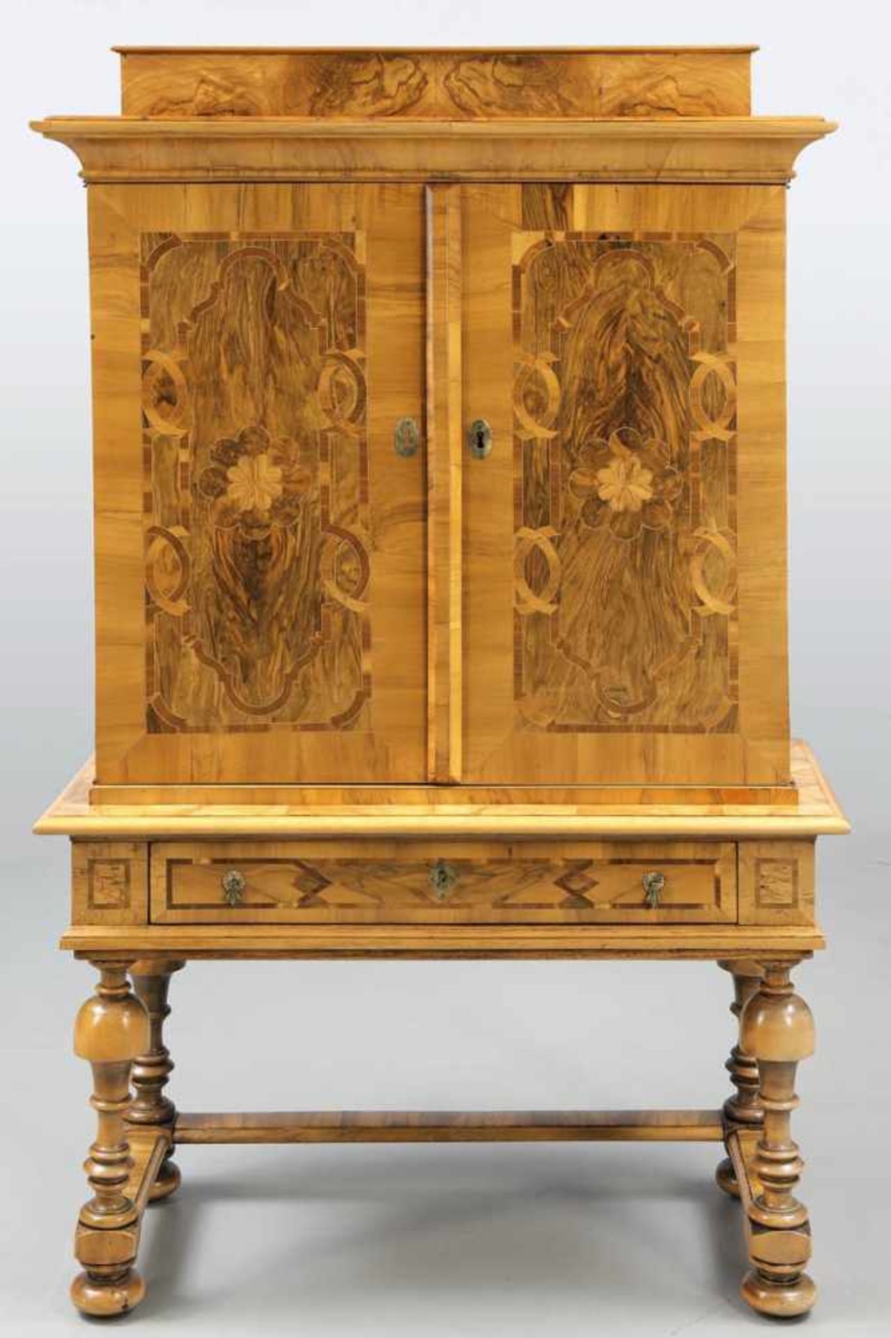 Barock-Aufsatzschrank Braunschweig, um 1760. Nussbaum. Obstholz. 188,5 x 117 x 53 cm. Rest. bed. Auf