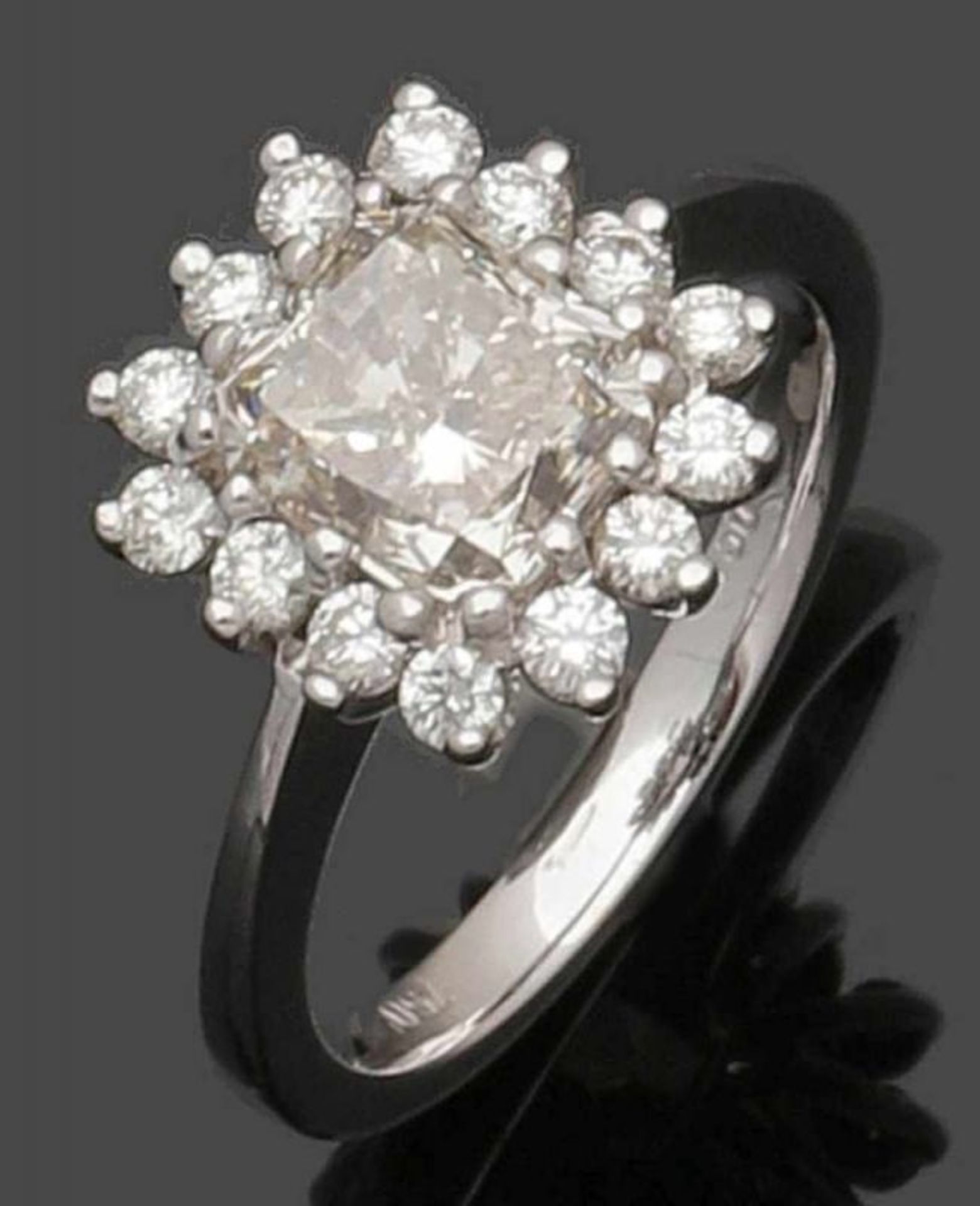 Exklusiver Damendiamantring mit einem Diamant-Radiant von 2,25 ct. An exclusive Lady's radiant-cut - Bild 2 aus 2