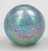 Ovale Vase Farbloses Glas mit opakweißem Innenüberfang. Oberfläche irisiert. Ausgeschliffener