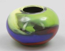 Kugelvase Udo Edelmann, Rheinbach. Farbloses Glas mit grün-gelb-rot-blauem Überfang. Mit farblosem