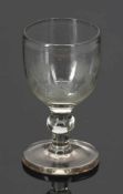 Weinglas mit Hirschhatz Lauenstein, Mitte 18. Jh. Farbloses, leicht gräuliches Glas. Abriss. Auf der