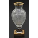 Vase mit Goldrand Farbloses Glas, gesteinelt und geschliffen. Goldrand. Ausgeschliffener Abriss.