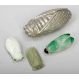 Konvolut Zikaden China, um 1900. Jade. Glas. Achat. L. bis 6,5 cm. 2 Handschmeichler. 1 Snuffbottle.