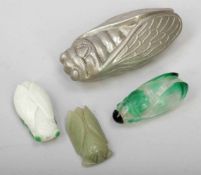 Konvolut Zikaden China, um 1900. Jade. Glas. Achat. L. bis 6,5 cm. 2 Handschmeichler. 1 Snuffbottle.