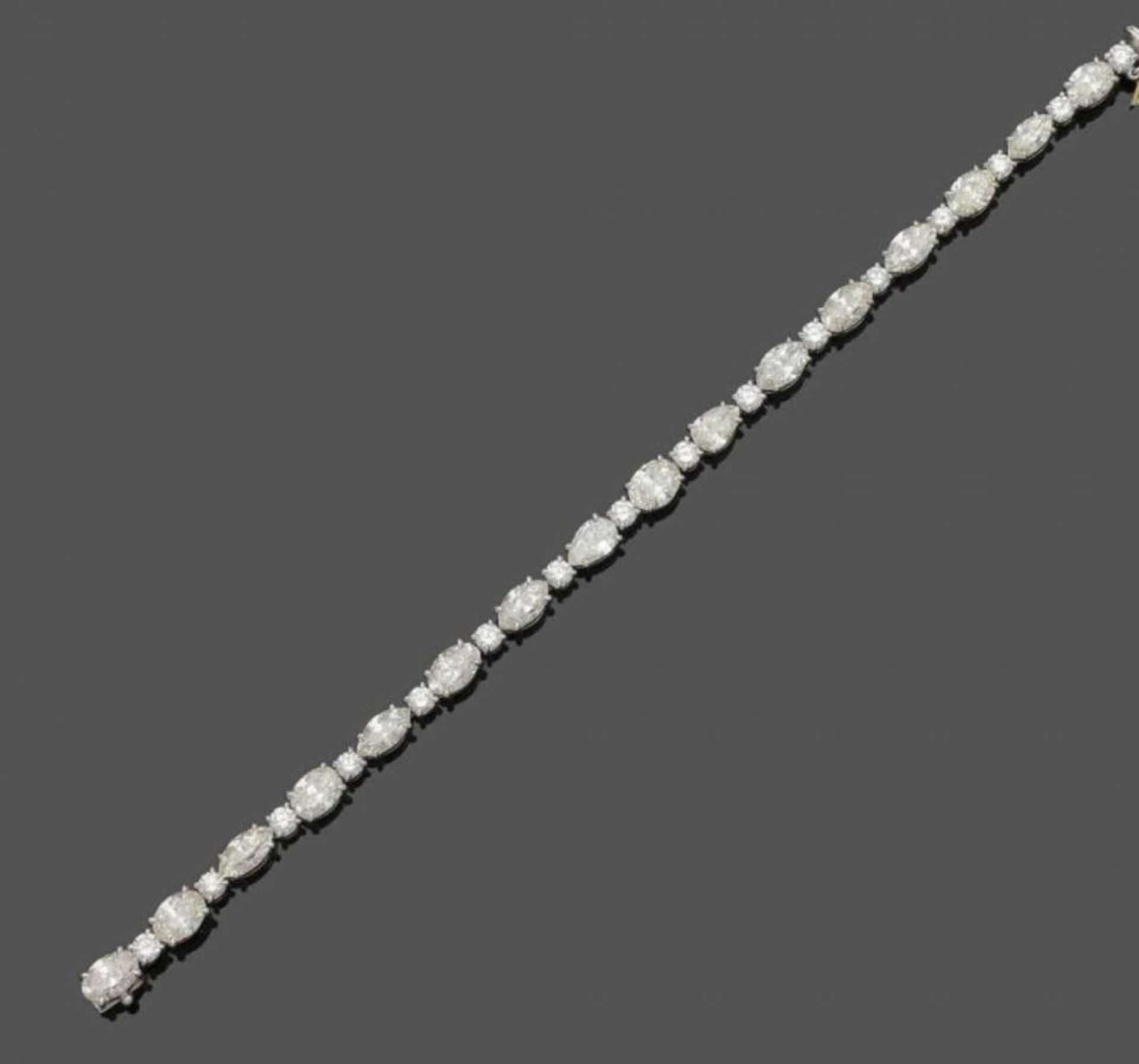 Zeitloses Diamantarmband A diamond bracelet 750er WG, gestemp. 8 Diamanten im ovalen Schliff, 6 - Bild 3 aus 4