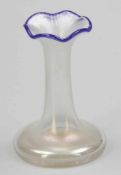 Vase mit blauem, gewelltem Rand Erwin Eisch, Frauenau. Farbloses Glas mit Rand aus blauem Glas.