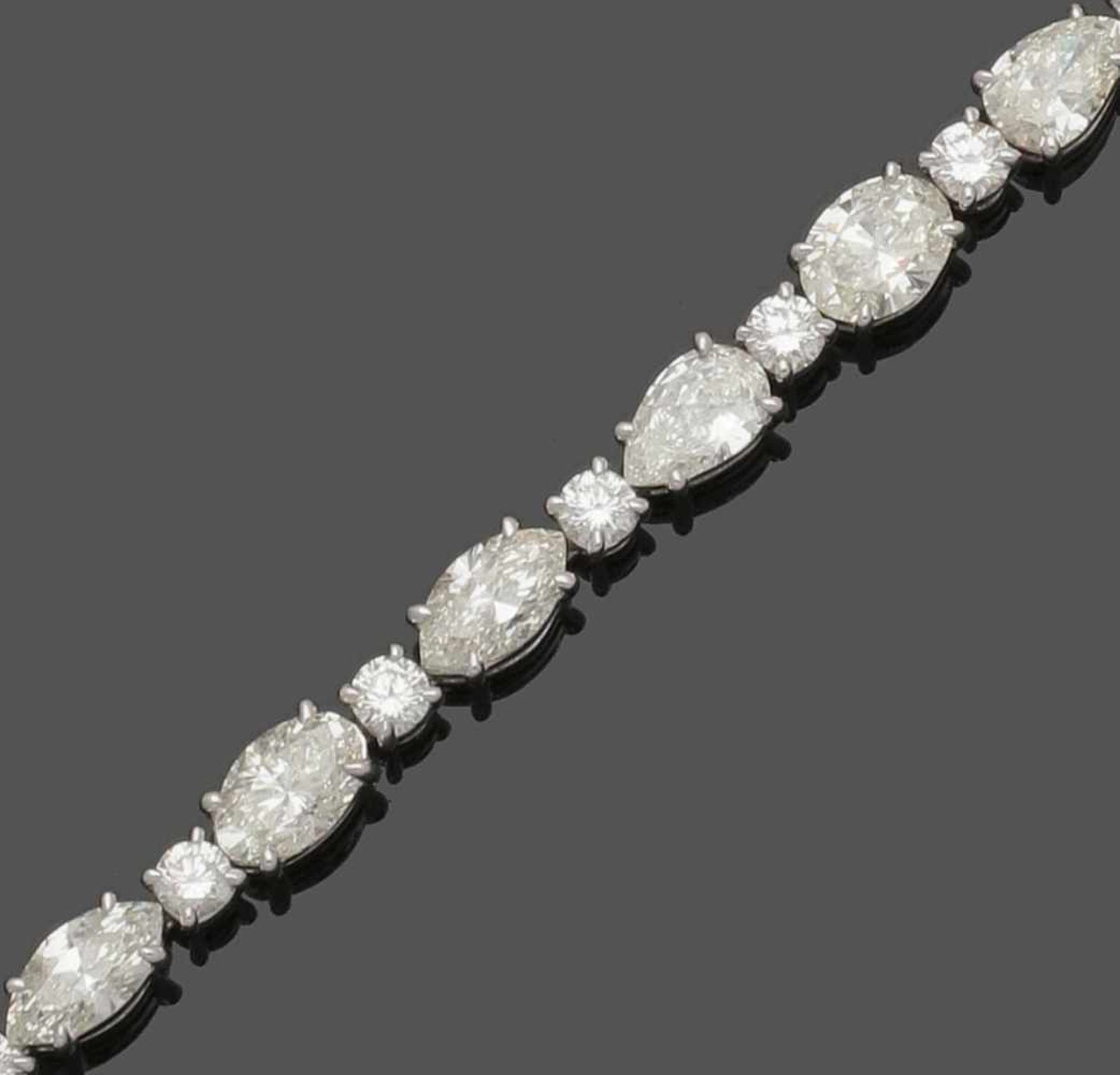 Zeitloses Diamantarmband A diamond bracelet 750er WG, gestemp. 8 Diamanten im ovalen Schliff, 6