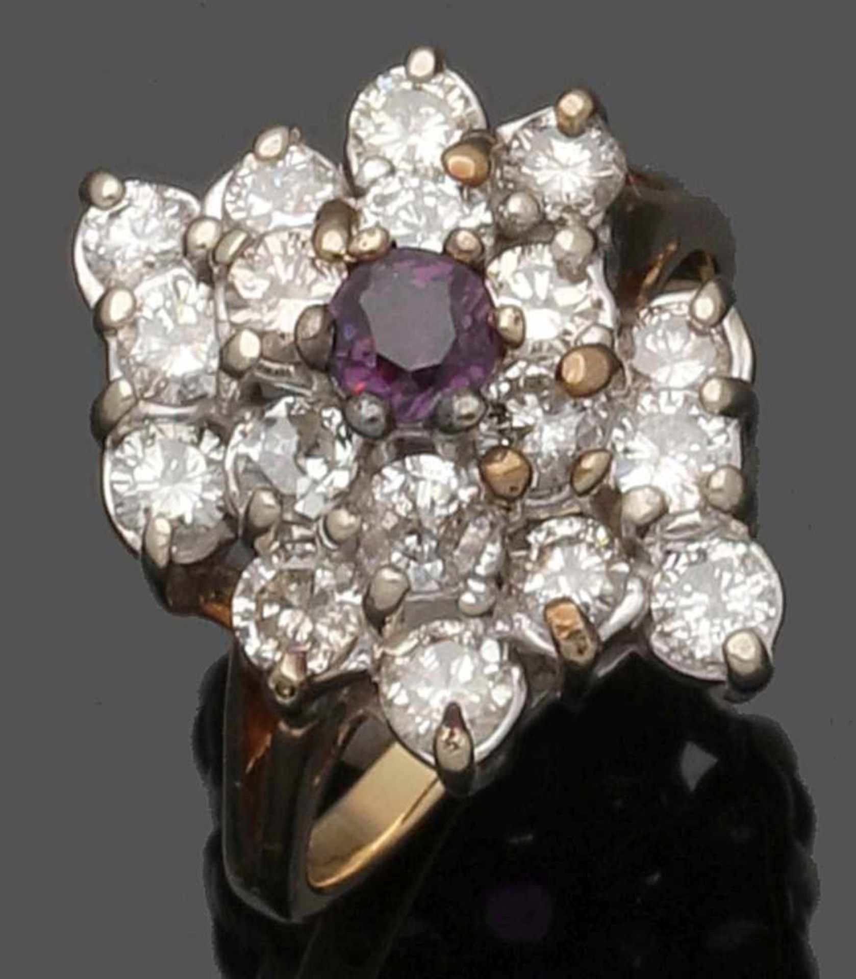 Damenring mit Brillanten und einem Rhodolith A Lady's diamond and rhodolite ring 750er GG und WG,