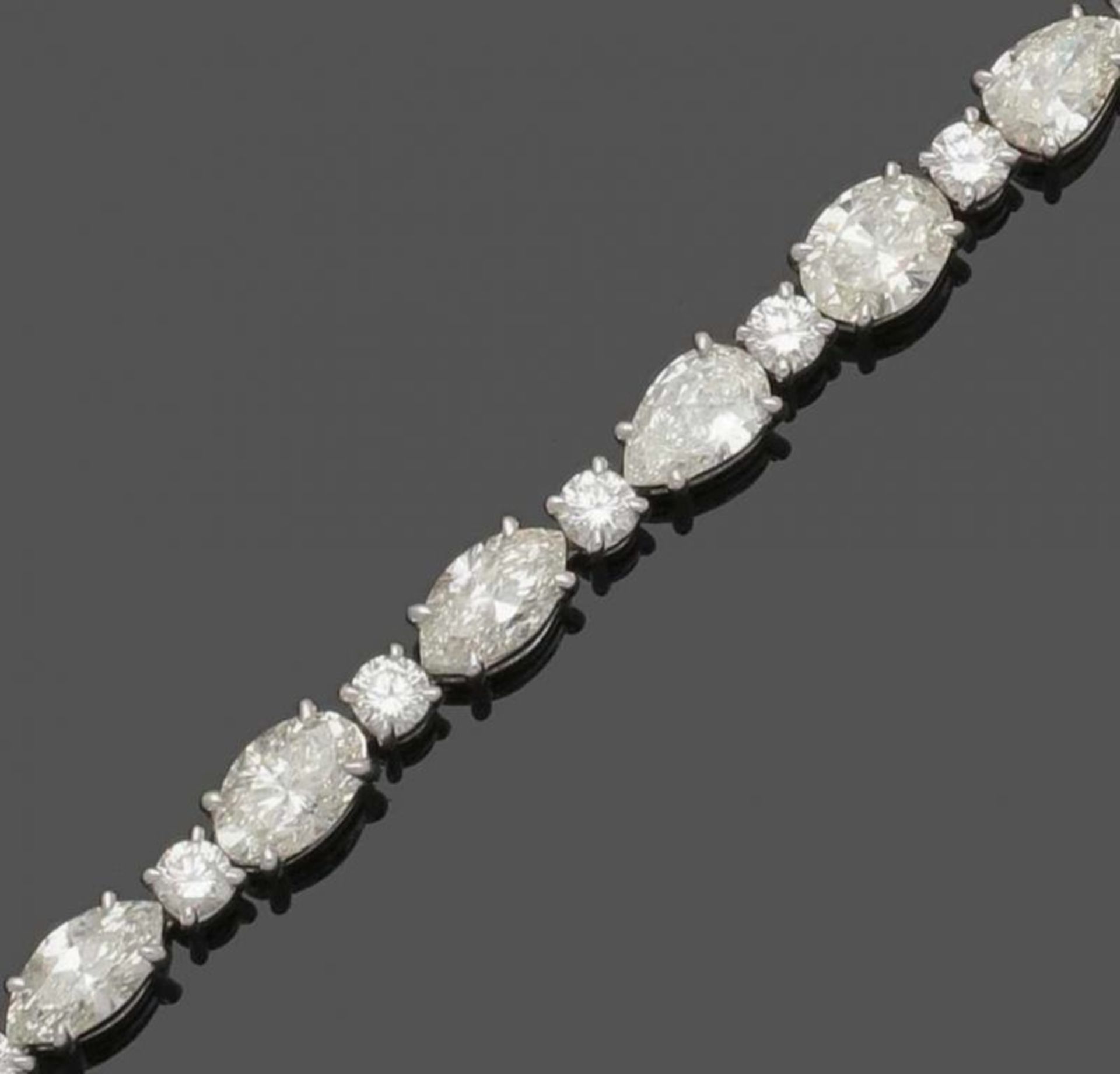 Zeitloses Diamantarmband A diamond bracelet 750er WG, gestemp. 8 Diamanten im ovalen Schliff, 6 - Bild 2 aus 4