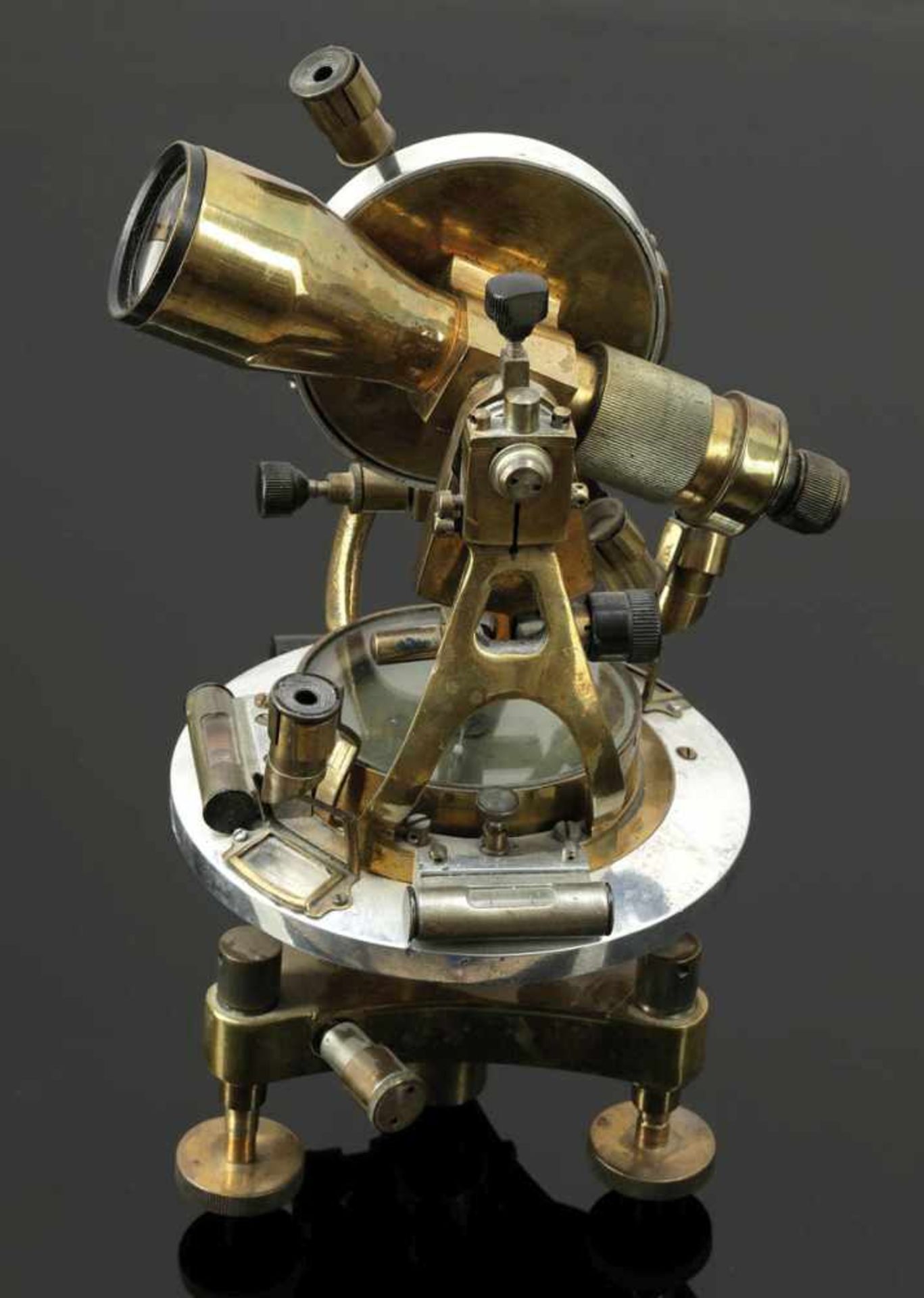 Theodolit Russland, um 1932. Messing. H. 34 cm. Bez.: Mockba. Modellnummer 5016. Vielfache