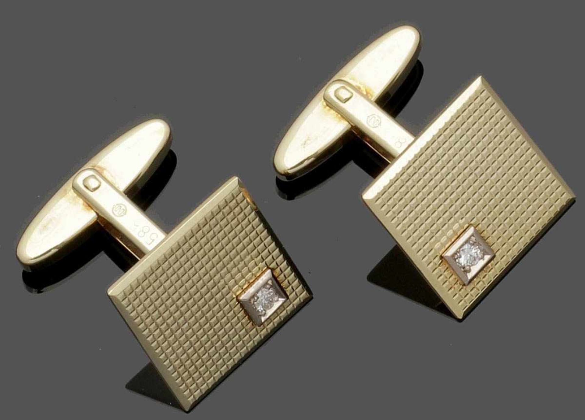 Paar Manschettenknöpfe mit Brillanten A pair of diamond cufflinks 585er GG, gestemp. 2 Brillanten