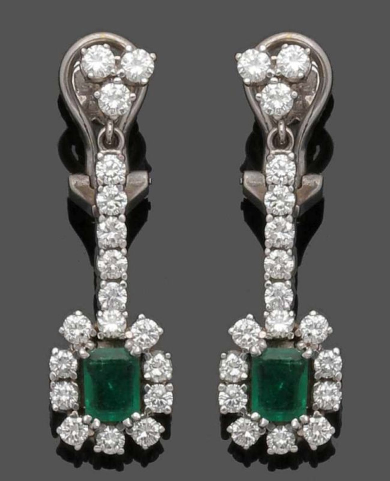 Paar Smaragd- und Brillantohrhänger A pair of emerald- and diamond earrings 750er WG, gestemp. 2 - Bild 2 aus 2