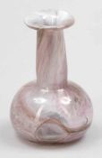Vase Michael Rayen. Farbloes Glas mit rosa-opaken Einschmelzungen als Unterfang. Abriss. Auf dem