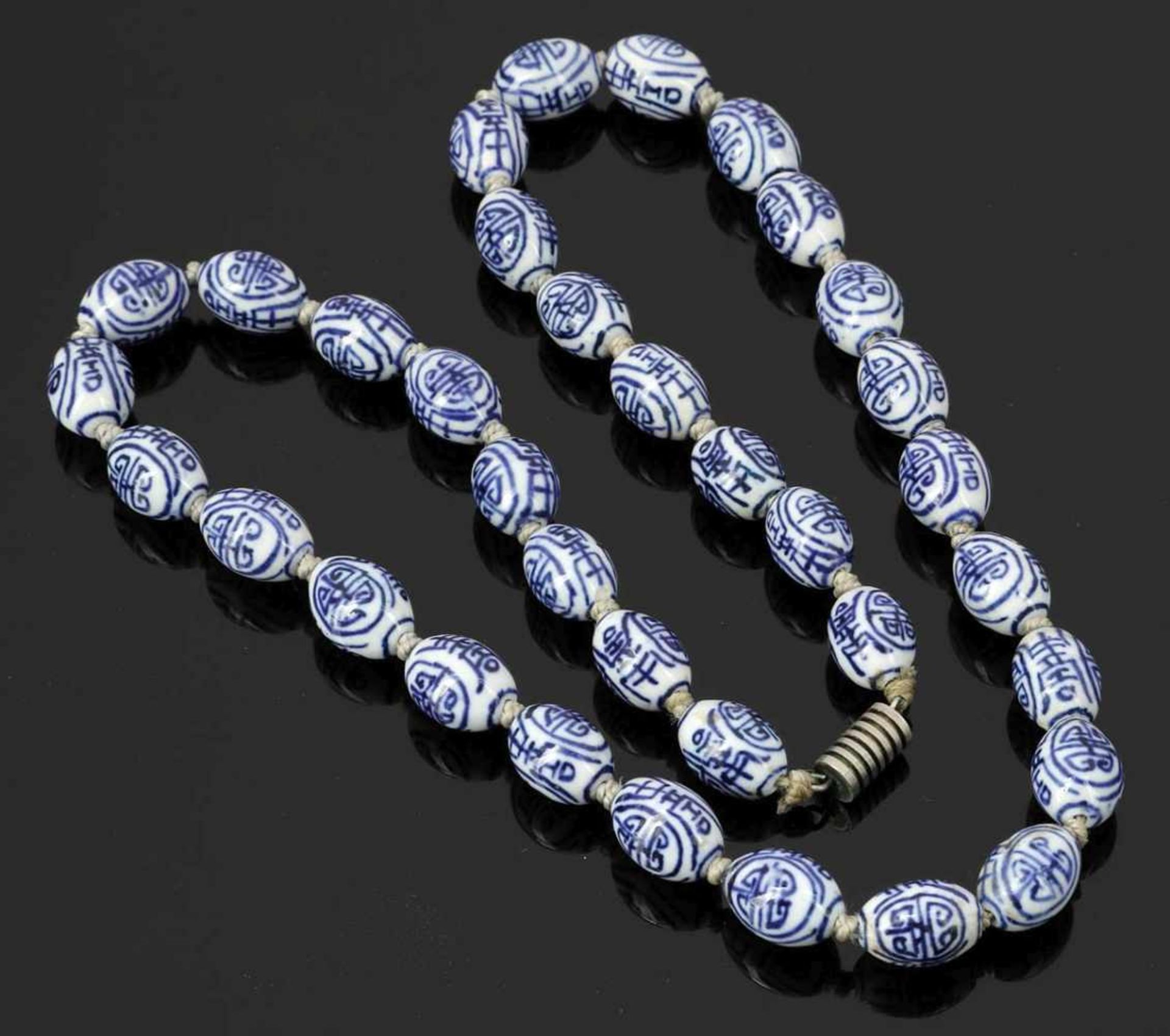 Porzellankette Porcelain Necklace China, um 1900. Porzellan. Blaue Unterglasurmalerei. L. 73 cm.