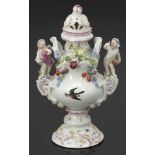 Potpourri-Vase mit verkleideten Amoretten Meissen, um 1755. - Vögel und Insekten - Porzellan,
